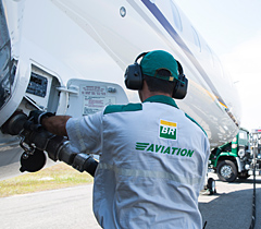 Abastecimento nos aeroportos com equipes treinadas Abastecimento nos aeroportos com equipes treinadas