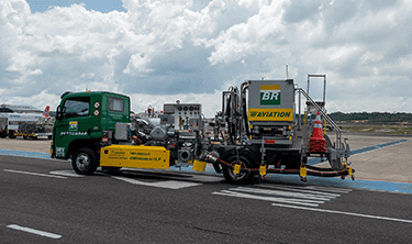 BR Aviation e Pioneiro Combustíveis começam a abastecer aeronaves no Aeroporto de Manaus com caminhão Volkswagen 100% elétrico