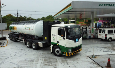 Caminhão tanque movido a energia elétrica