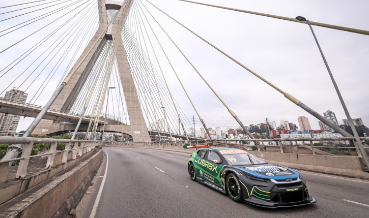 Felipe Massa pilota carro da Stock Car nas ruas de São Paulo